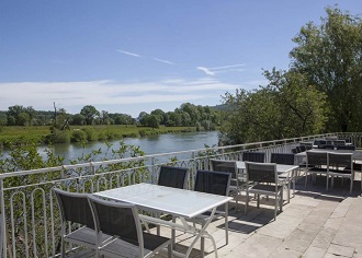 Cauchemar en Cuisine terasse au bord du Doubs