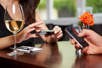 Utiliser son téléphone ou tablette au restaurant