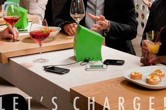 Recharger son téléphone portable au restaurant