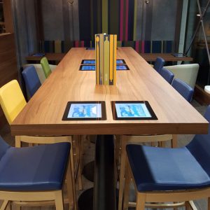 restaurant-agora-tables-tactiles-depuis-un-an