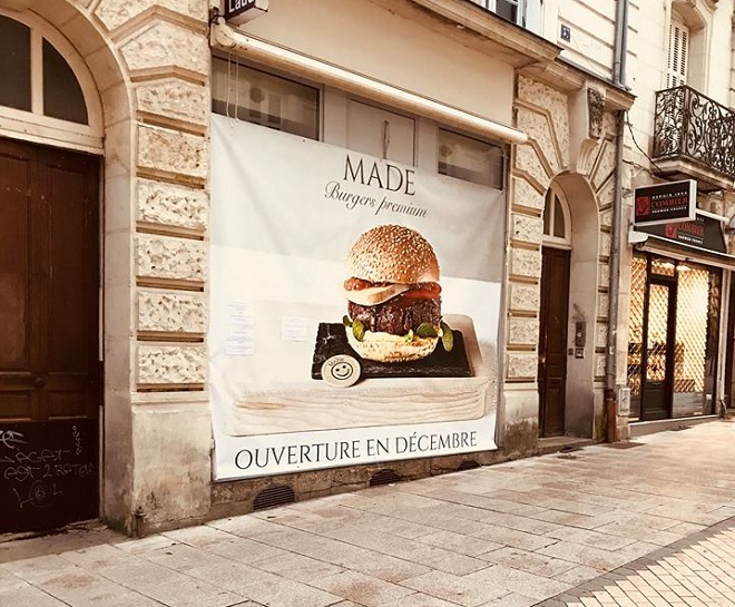 communiquer avec une banderole en façade